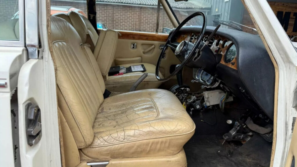 분명 롤스로이스 맞는데 "가격이 3천만 원대?"…충격적인 상황에 어안이 '벙벙' 4 Rolls-Royce pickup truck (4)