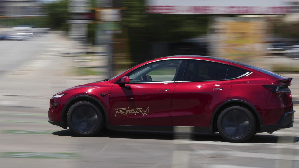 "뚜껑 열자마자 난리났다"…10년 준비한 테슬라 로보택시 '충격적 현실' 2 Tesla Robotaxi Starts Operation (2)