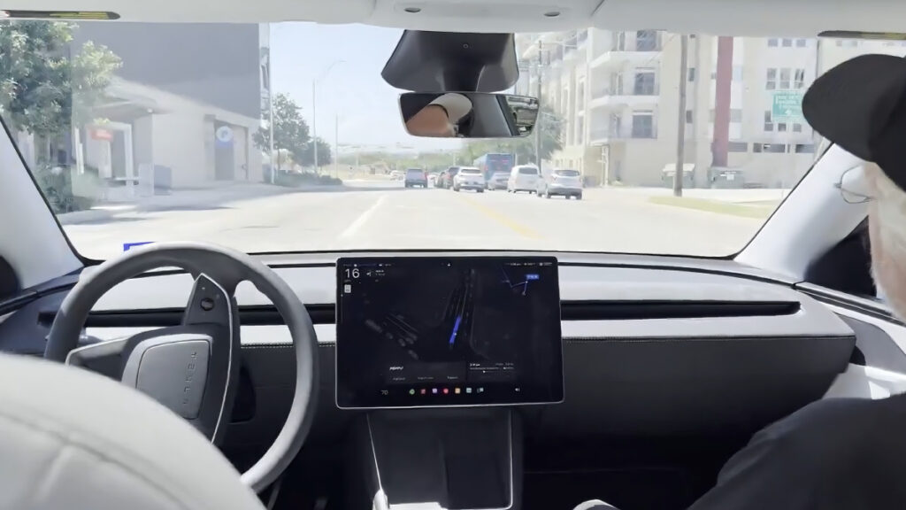 "뚜껑 열자마자 난리났다"…10년 준비한 테슬라 로보택시 '충격적 현실' 3 Tesla Robotaxi Starts Operation (3)