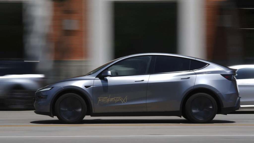 "뚜껑 열자마자 난리났다"…10년 준비한 테슬라 로보택시 '충격적 현실' 5 Tesla Robotaxi Starts Operation (5)