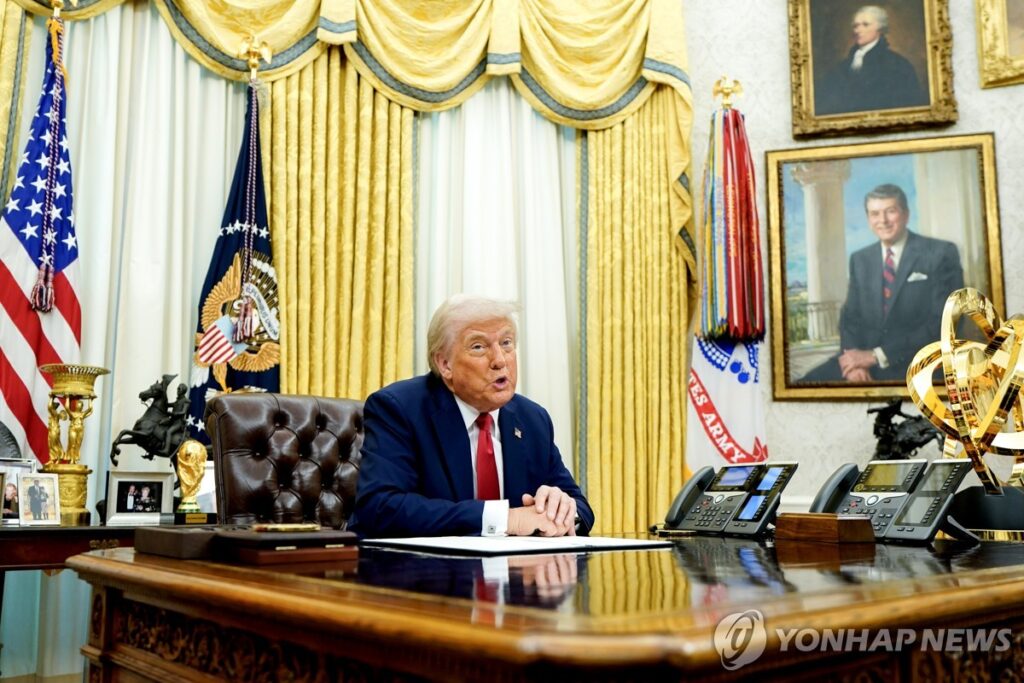 "김정은 친구라더니" 돌변, 국가비상사태 선언…급변한 상황에 '발칵' 3 트럼프 대북 비상사태