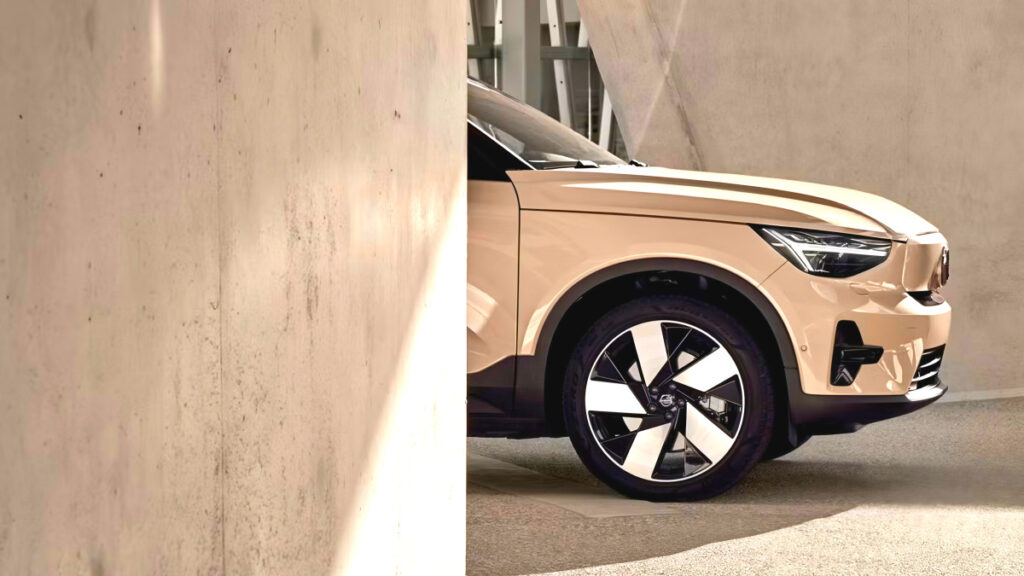 예상도 못 했다 "갑자기 등장한 전기 SUV"…디자인 하나로 모두 '압살' 2 Volvo EX40 surprise launch (2)