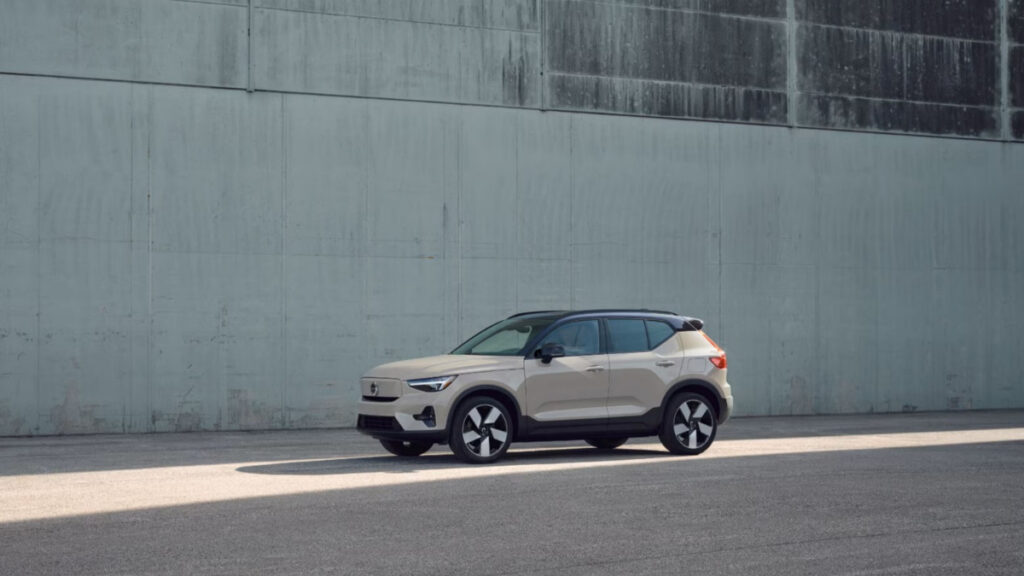 예상도 못 했다 "갑자기 등장한 전기 SUV"…디자인 하나로 모두 '압살' 3 Volvo EX40 surprise launch (3)