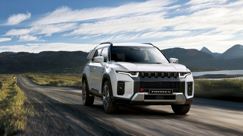 "이렇게 파격적으로?"...KGM 회심의 전략에 SUV 시장 '지각변동' 2 enhanced torres and hybrid options (2)