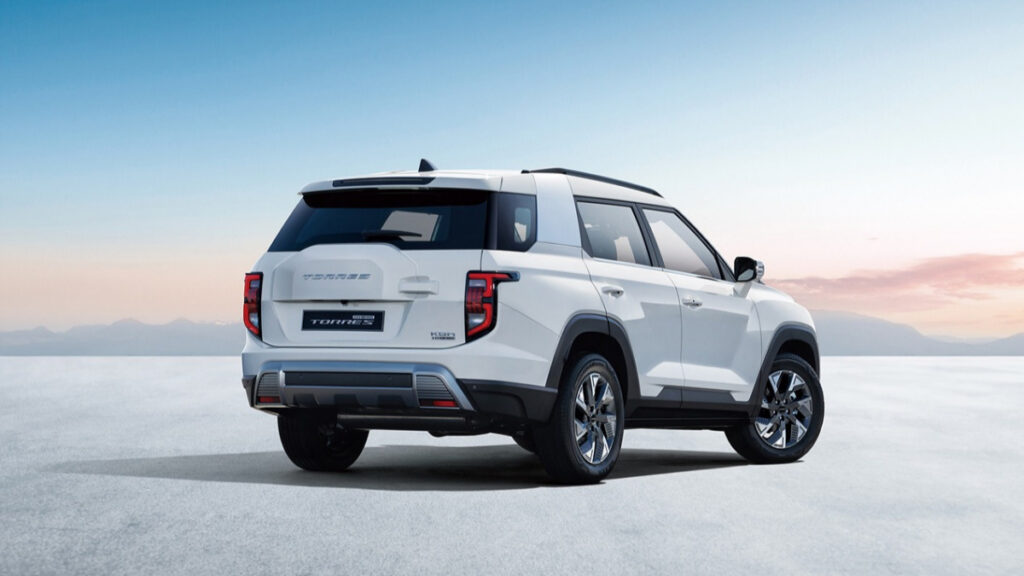 "이렇게 파격적으로?"...KGM 회심의 전략에 SUV 시장 '지각변동' 5 enhanced torres and hybrid options (5)