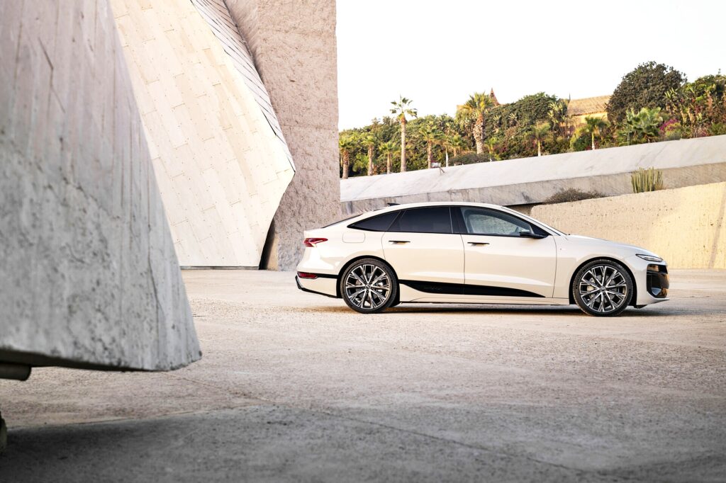 BMW·벤츠에 밀려 힘 못 쓰더니 "승부수 띄웠다" …503마력 괴물 성능에 수입차 시장 '들썩' 3 아우디