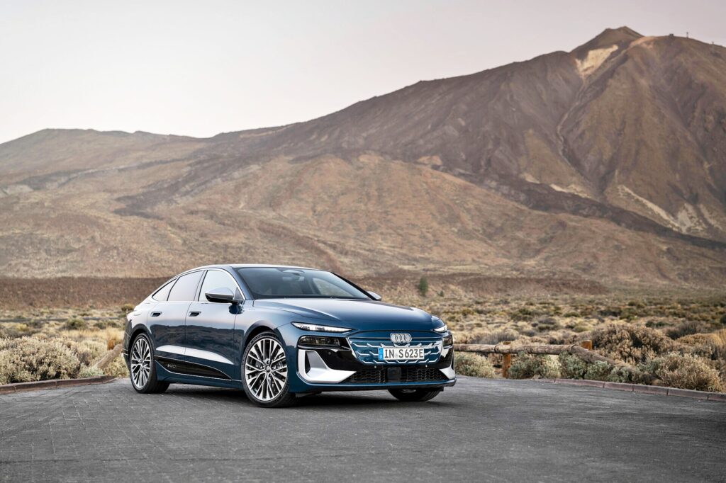 BMW·벤츠에 밀려 힘 못 쓰더니 "승부수 띄웠다" …503마력 괴물 성능에 수입차 시장 '들썩' 4 아우디
