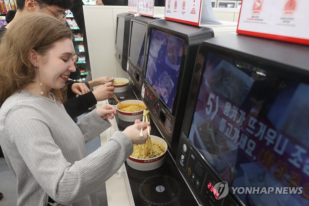 한국에 '푹' 빠지더니 "우르르 줄섰다"...외국인들 몰린 뜻밖의 관광지 5 K-푸드