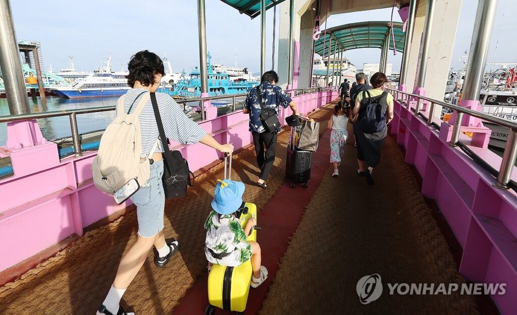 "해외는 포기했다"…직장인 3명 중 1명이 몰리는 '의외의 여행지', 대체 어디길래? 3 직장인 미니 휴가 인기