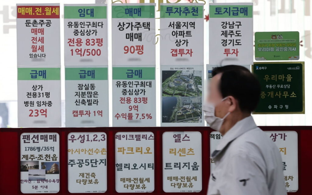 "노후 준비 이거면 충분하다더니"…20년 만에 뒤집혔다, 55만 명 '눈앞 캄캄' 2 공인중개사 자격증