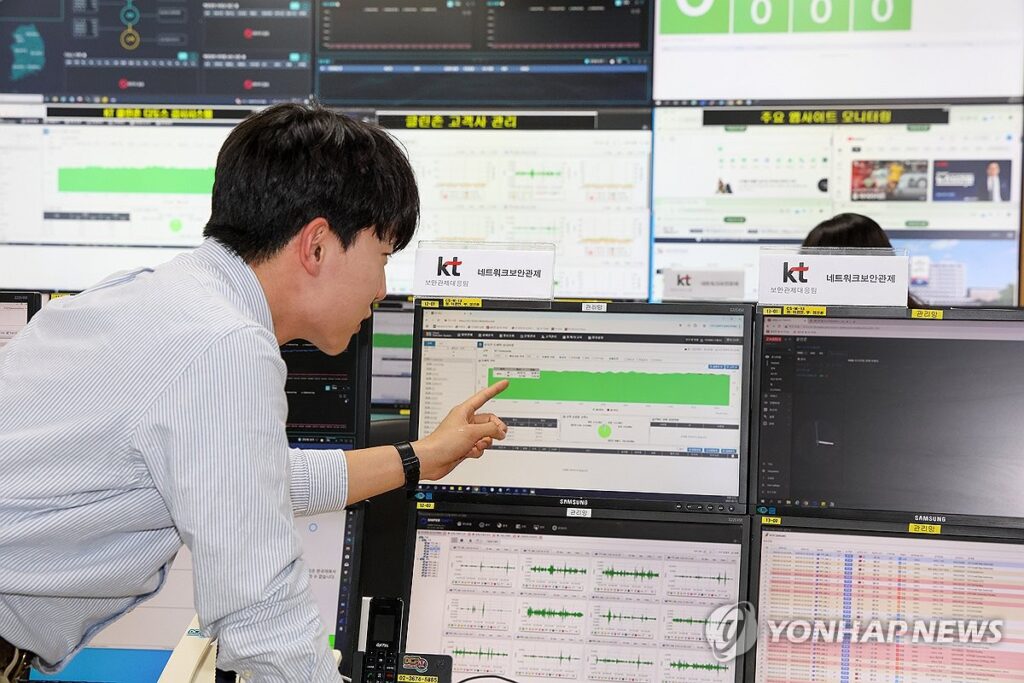 SKT 해킹 사태인데 "웬걸 KT가?"…소비자들은 '환호', 대체 무슨일 2 SK텔레콤 KT 보안 투자
