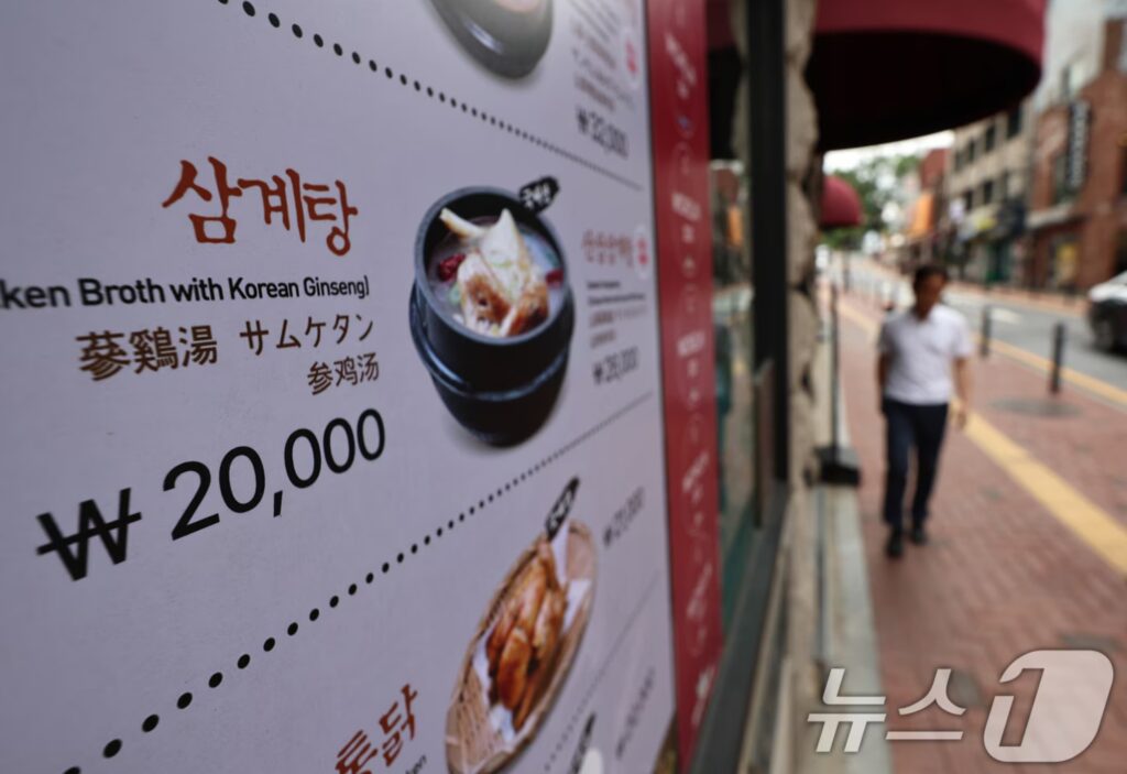 여름철 한국인 필수 음식인데 "날벼락 맞았다"… 서민 식탁 '비상' 걸린 이유 2 삼계탕
