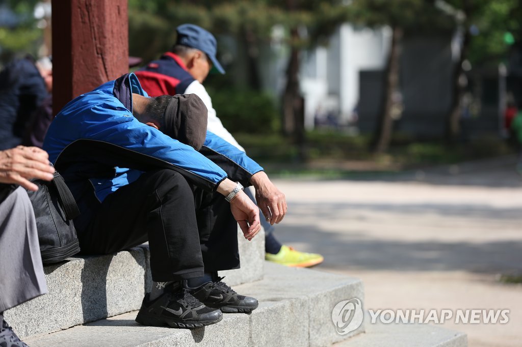 매달 큰 부담이었는데 “2년간 공짜?”…정부 '파격 결단'에 어르신들 ‘활짝’ 3 어르신 휴대폰 요금 무료