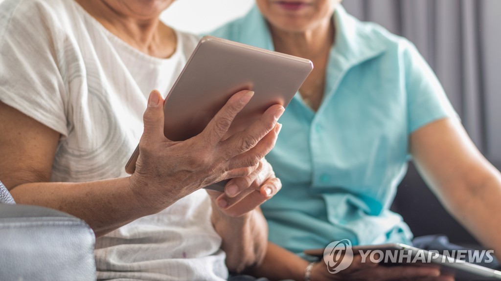 매달 큰 부담이었는데 “2년간 공짜?”…정부 '파격 결단'에 어르신들 ‘활짝’ 4 어르신 휴대폰 요금 무료