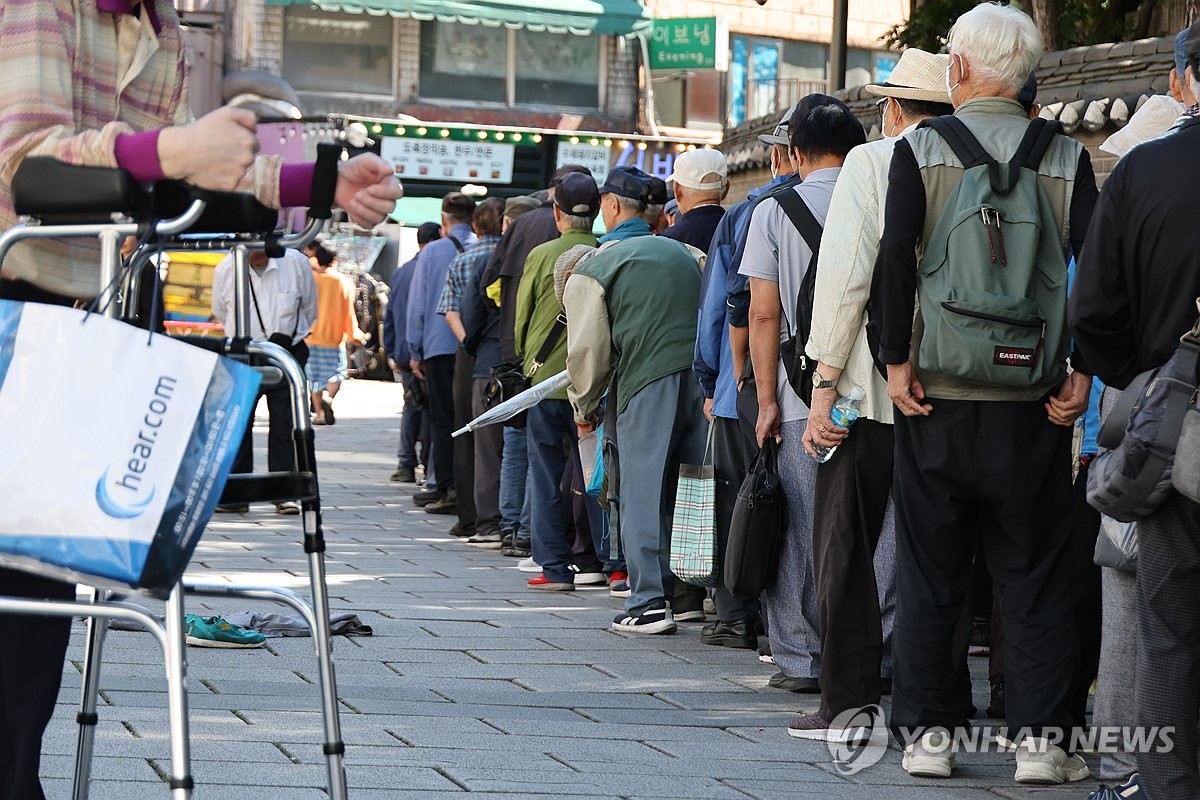"나랏돈 받기가 왜 이리 힘들어" 한숨 쉬던 어르신들…'이 방법' 알자 "신세계네" 2 소비쿠폰 간편 신청