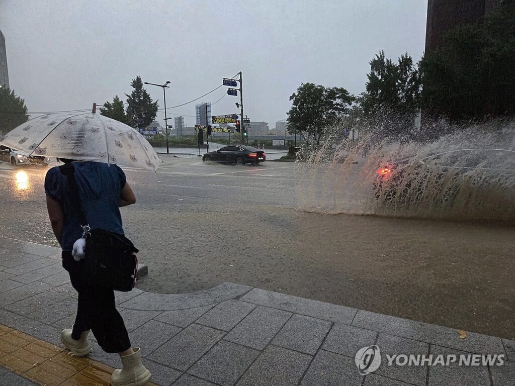 200년 만에 있던 일 "한 달 치가 쏟아졌다"... 유례없는 상황에 '초비상' 2 폭우