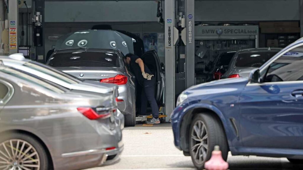"믿고 맡겼는데 날벼락", "멀쩡하던 차가 갑자기?"…폭증하는 '이 피해', 운전자들 '눈물' 2 정비소 차 흠집