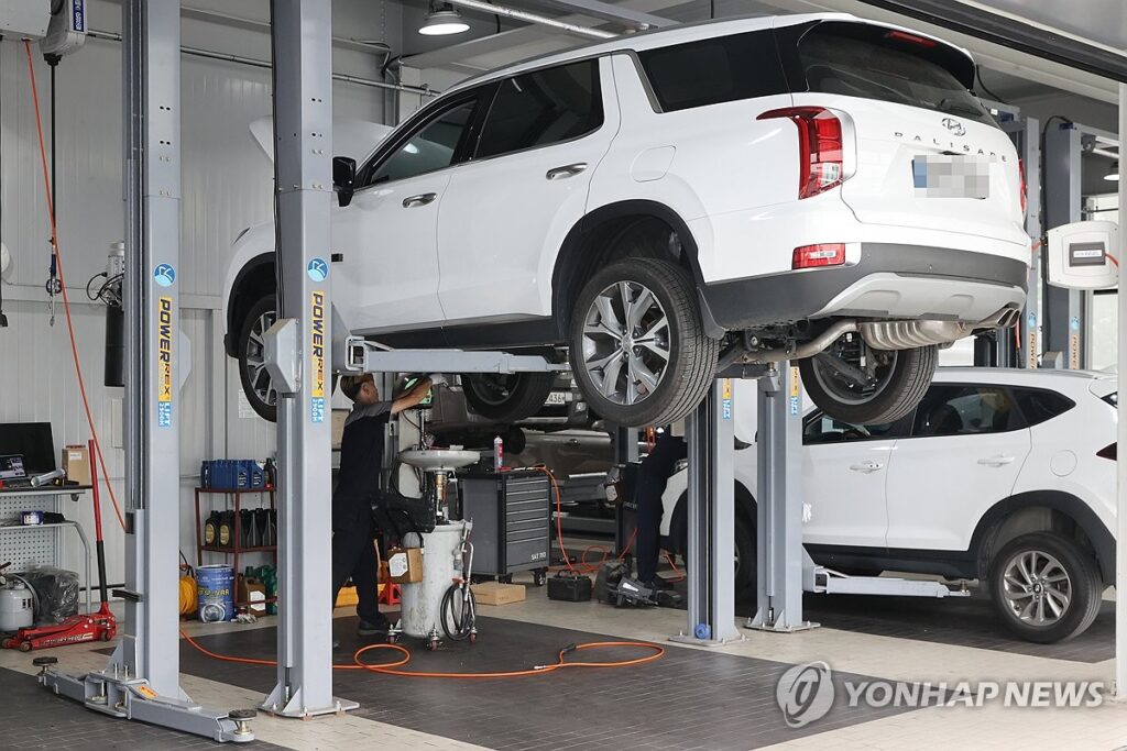 "믿고 맡겼는데 날벼락", "멀쩡하던 차가 갑자기?"…폭증하는 '이 피해', 운전자들 '눈물' 3 정비소 차 흠집