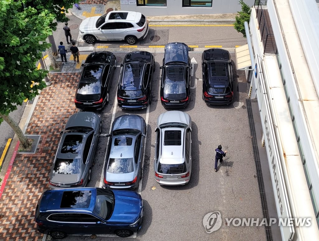 "믿고 맡겼는데 날벼락", "멀쩡하던 차가 갑자기?"…폭증하는 '이 피해', 운전자들 '눈물' 4 정비소 차 흠집
