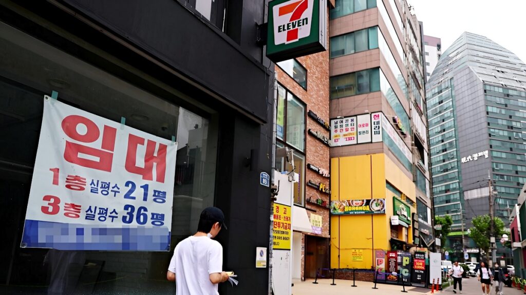 외환위기 수준인데 "또 오른다?"...직원 10명 줄인 자영업자의 절규 4 최저임금