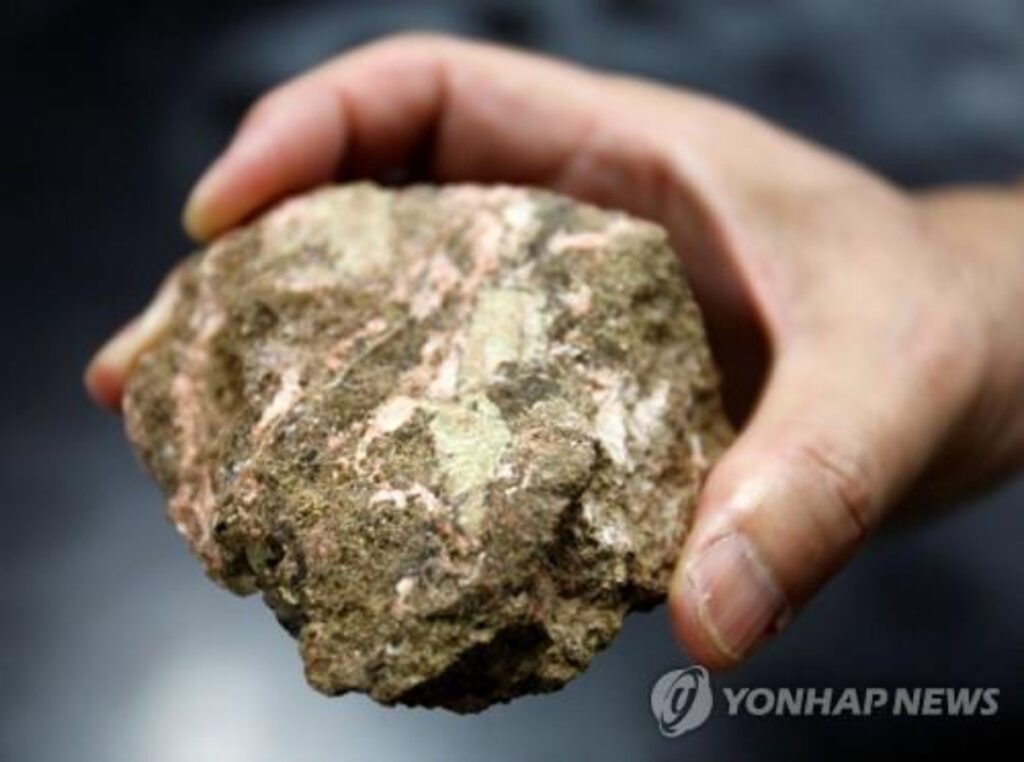 "한국산 주세요" 너도나도 줄 섰는데… 예상 못한 '변수'에 K-방산 '초긴장' 3 희토류를 포함한 바스트네사이트 광물