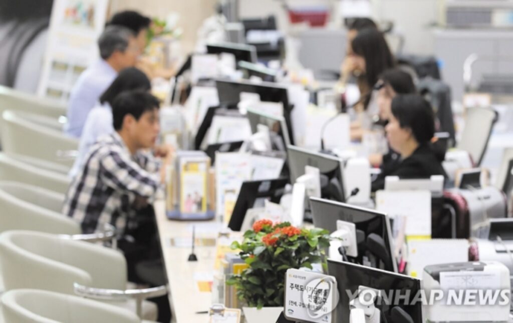 꼬박꼬박 이자 갚았는데 "저만 바보였네요"... 서민들 '허탈' 2 대출