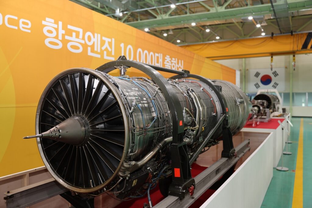 "주문이 멈추질 않는다"...'세계 최초' 해낸 한국 기업, 7천억 잭팟 터졌다 3 한화 VCR LNG선 엔진