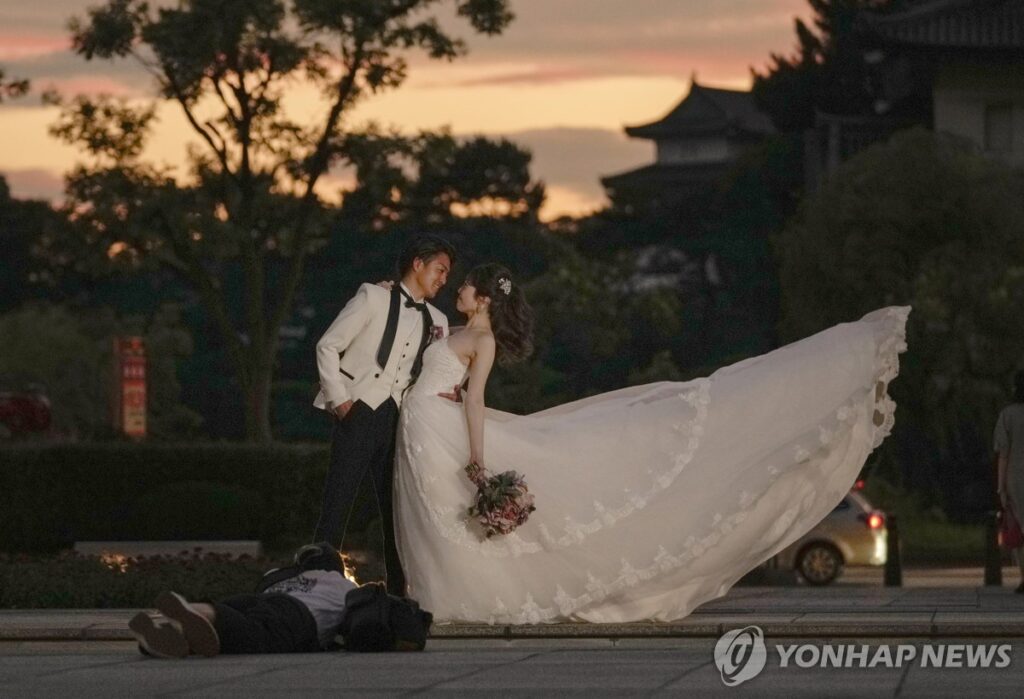 "한국에서 결혼 못 하겠다"… 미혼 남자들 '우르르' 몰린 의외의 '나라' 2 결혼