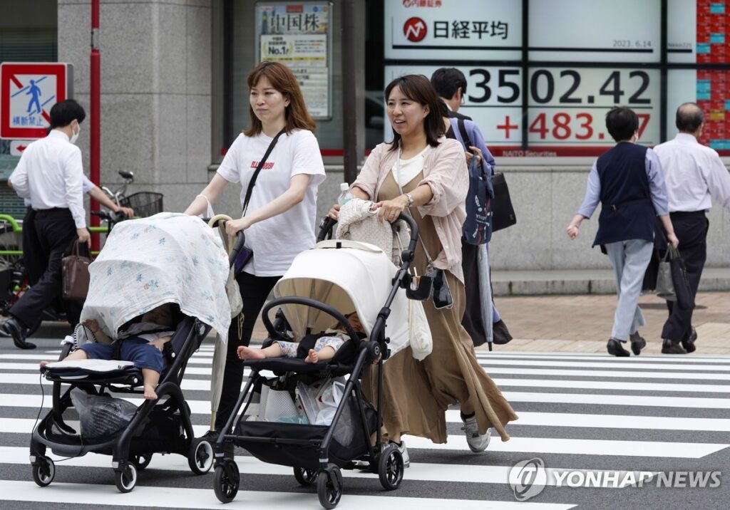 "한국에서 결혼 못 하겠다"… 미혼 남자들 '우르르' 몰린 의외의 '나라' 3 결혼