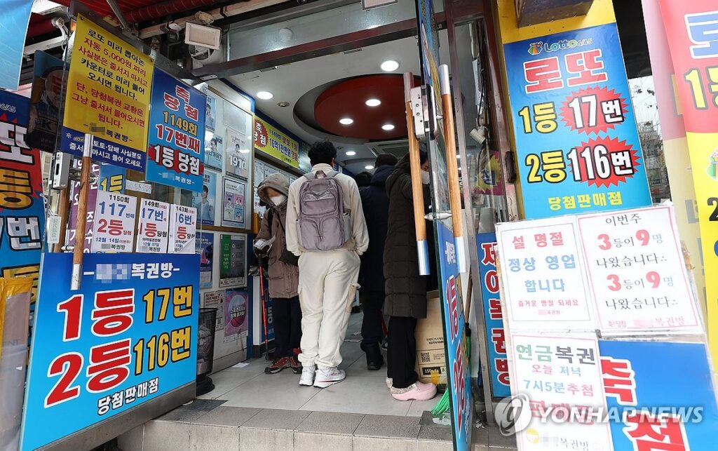 "서민의 유일한 희망인데"…연봉 1억 부자들도 '싹쓸이' 나섰다, 대체 왜? 3 고소득자 로또 판매량