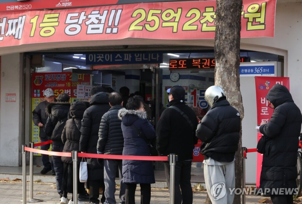 "서민의 유일한 희망인데"…연봉 1억 부자들도 '싹쓸이' 나섰다, 대체 왜? 2 고소득자 로또 판매량