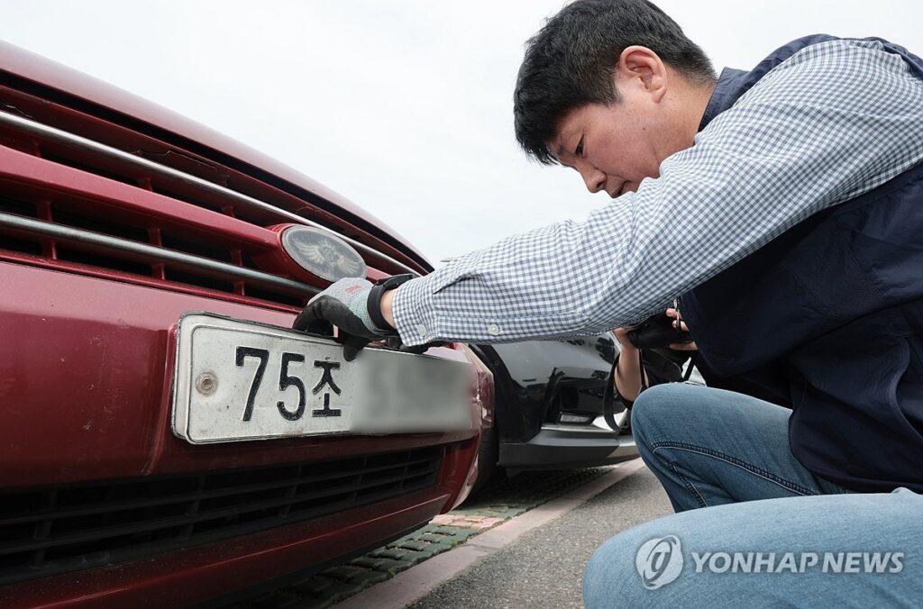 "잠깐만요, 번호판 떼겠습니다"…세수 모자르자 '이것'까지? 운전자들 '벌벌' 2 지자체 번호판 영치