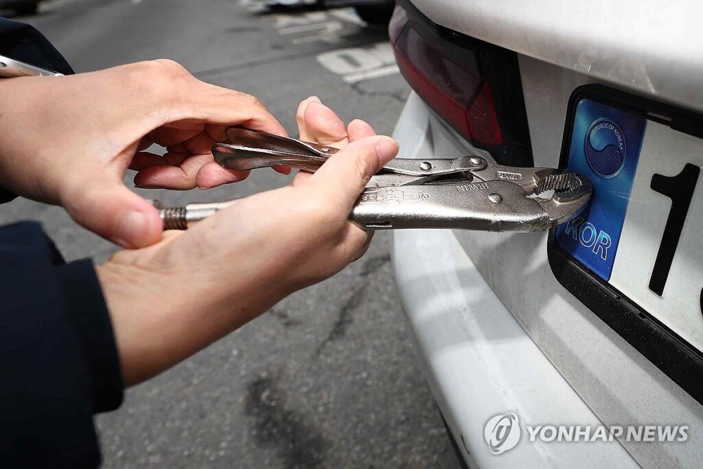 "잠깐만요, 번호판 떼겠습니다"…세수 모자르자 '이것'까지? 운전자들 '벌벌' 3 지자체 번호판 영치