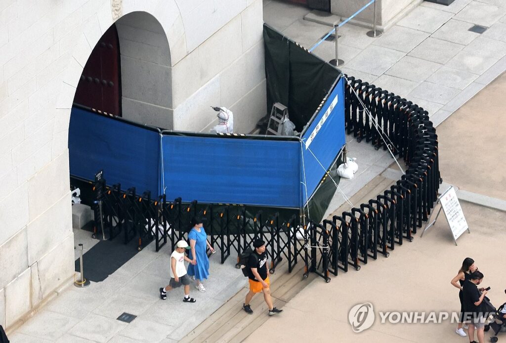 1억 넘게 들여 지웠더니 "2년 만에 또"… 반복되는 사건에 국민들 '발칵' 3 경복궁