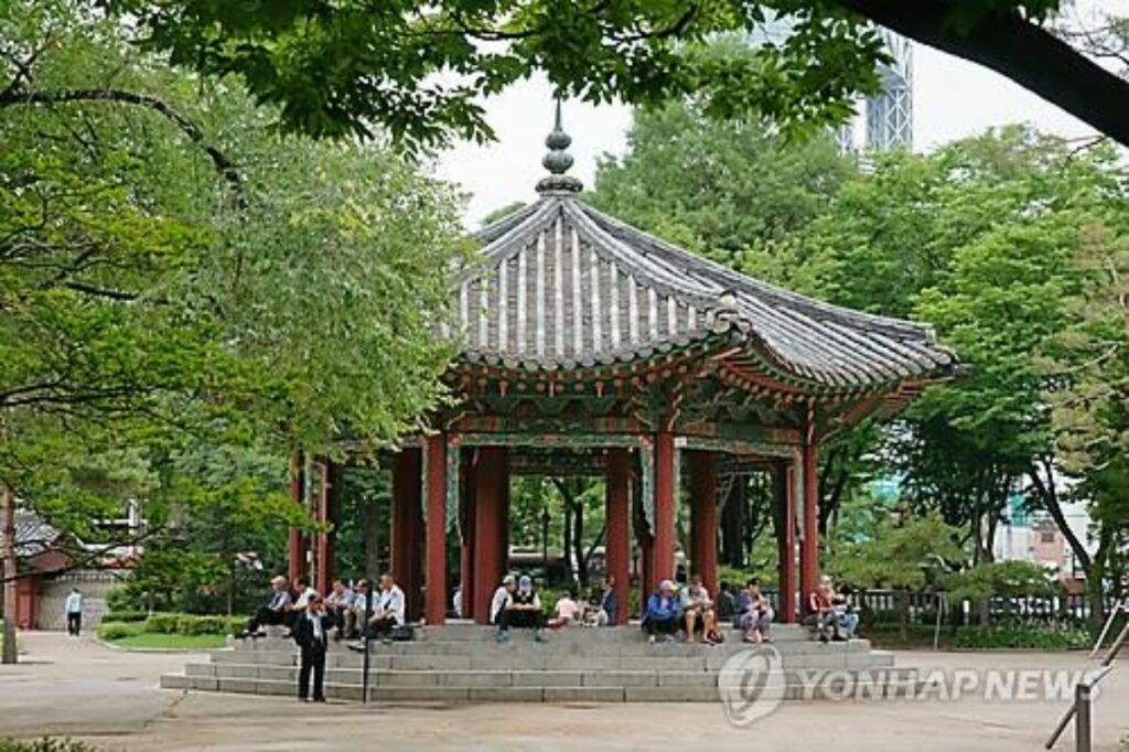 "장기 두는 게 유일한 낙이었는데"…갑자기 갈 곳 잃은 어르신들, 왜? 3 탑골공원