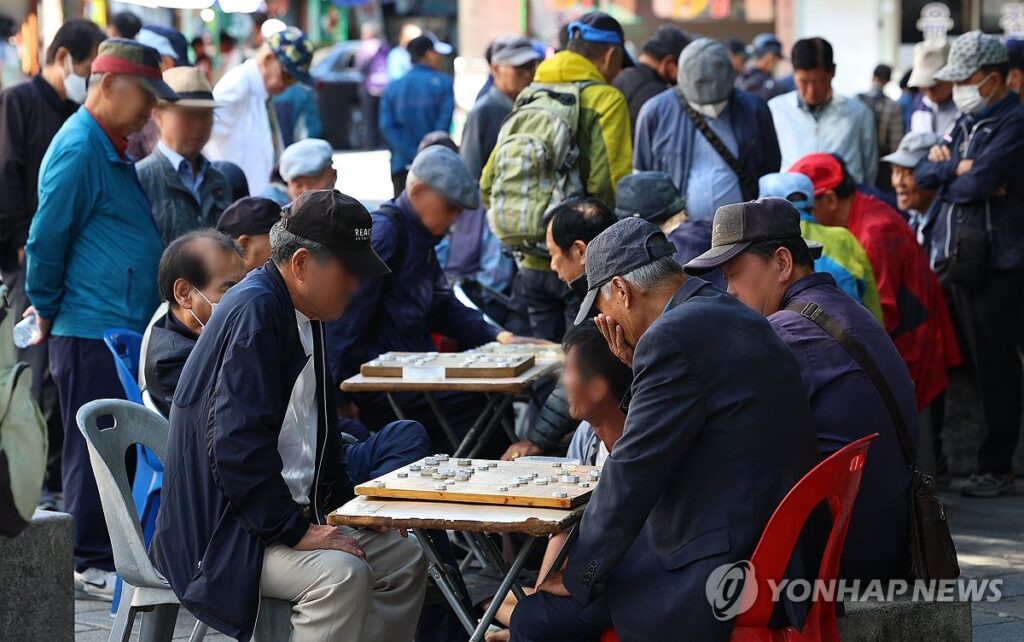"장기 두는 게 유일한 낙이었는데"…갑자기 갈 곳 잃은 어르신들, 왜? 5 탑골공원