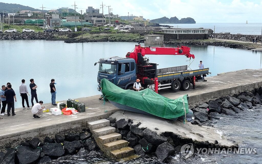 "460km 뚫고 제주 바다 앞까지?"…보트 속 내용물 보니 '화들짝' 3 중국 밀입국 적발
