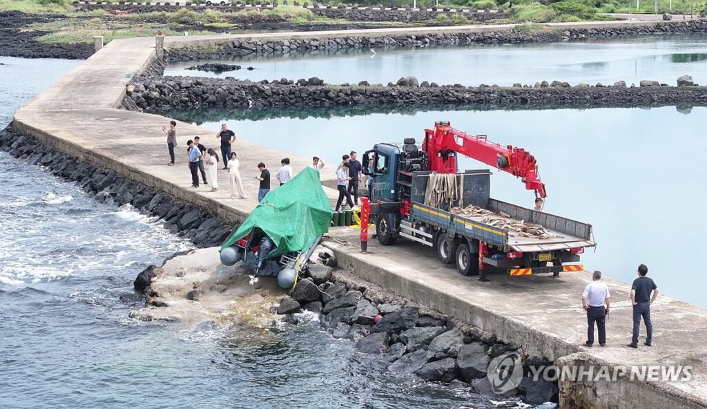 "460km 뚫고 제주 바다 앞까지?"…보트 속 내용물 보니 '화들짝' 2 중국 밀입국 적발