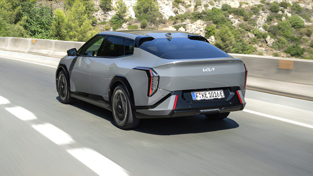 "이 스펙에 3천만원대?", "한국은 또 뺐다"…위기의 기아, 이 車로 '승부수' 띄웠다 2 기아