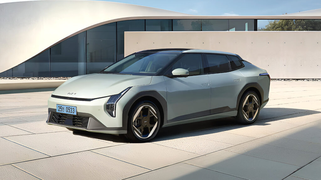 "이 스펙에 3천만원대?", "한국은 또 뺐다"…위기의 기아, 이 車로 '승부수' 띄웠다 4 기아