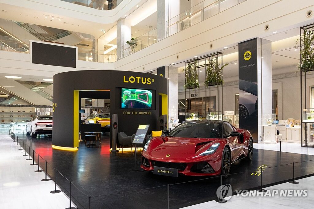 "포르쉐 뺨 친다는 이 車"…트럼프 한마디에 '초위기 사태'? 얼마나 심각하길래 2 로터스 전기차 전략 변화