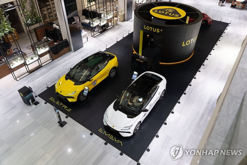 "포르쉐 뺨 친다는 이 車"…트럼프 한마디에 '초위기 사태'? 얼마나 심각하길래 3 로터스 전기차 전략 변화