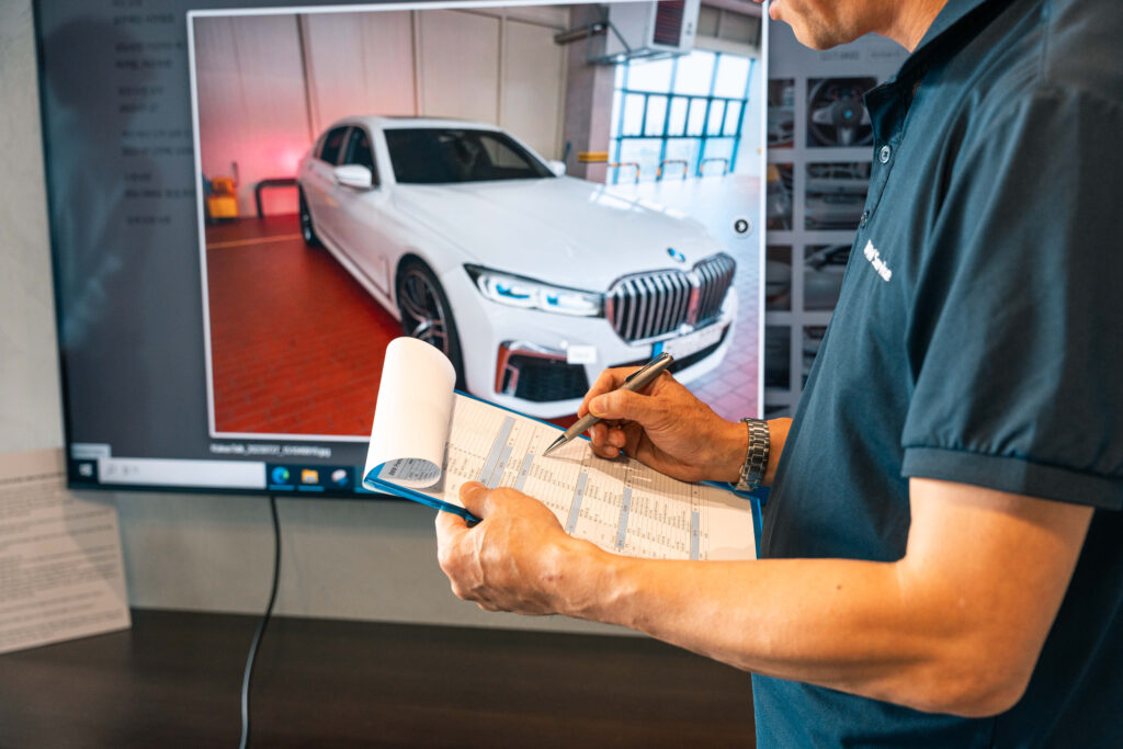2억 짜리 차인데 "이대로 되나?"…BMW 파격 승부수, 업계 '술렁' 4 바바리안 모터스 직원