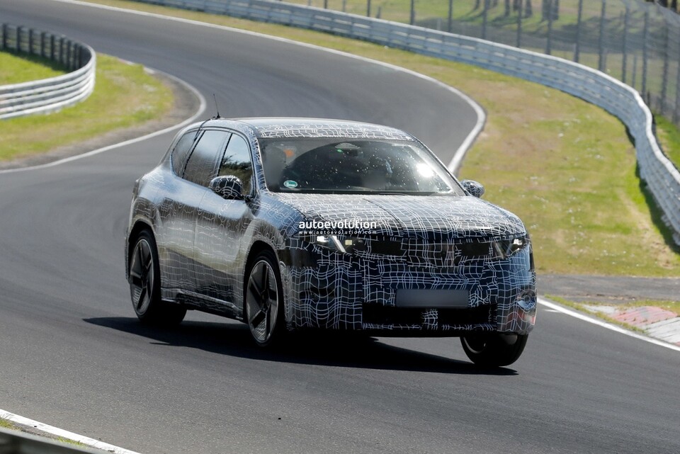 "충전 불편 끝났다"…BMW가 내놓은 신형 전기 SUV, 드디어 공개 3 BMW iX3 신형 테스트카