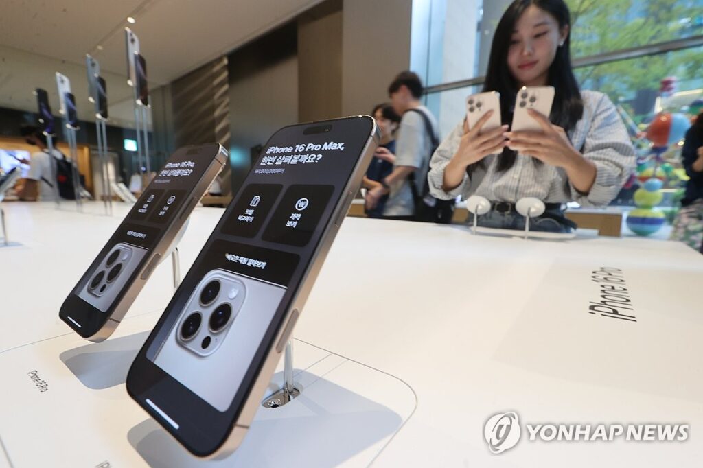 최신 스마트폰인데 "이게 가능해?" 158만원→59만원, 다 퍼준다 3 아이폰 17 사전예약