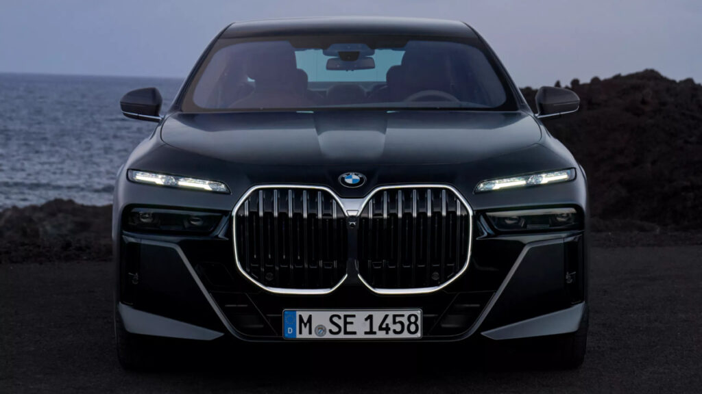 '성공의 상징' S클래스? "결국 무너졌다"... 젊은 부자들 '돌변'한 이유 3 BMW 740i xDrive