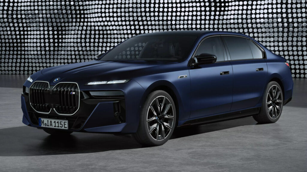'성공의 상징' S클래스? "결국 무너졌다"... 젊은 부자들 '돌변'한 이유 2 BMW i7 M70 xDrive