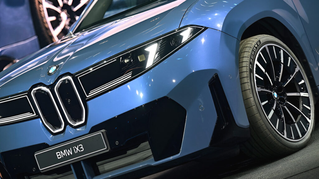 "BMW 생산라인 비상", "수천 대 주문에 '마비 직전'?"...작정하고 만들더니 '일 냈다' 3 BMW iX3