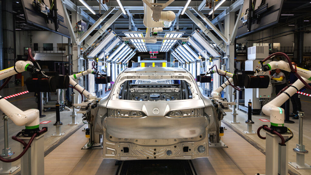 "BMW 생산라인 비상", "수천 대 주문에 '마비 직전'?"...작정하고 만들더니 '일 냈다' 4 BMW iX3