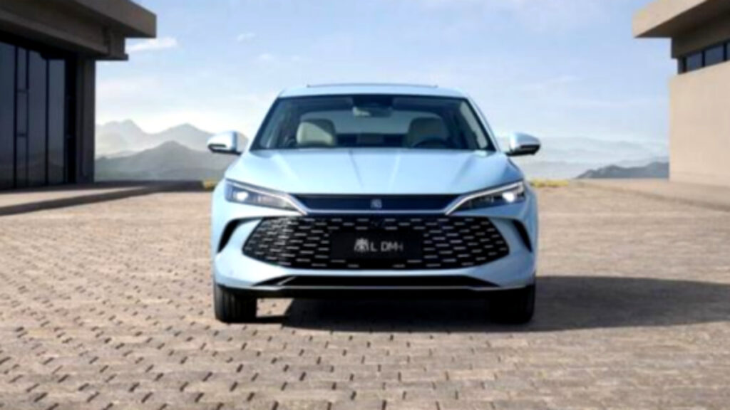 "아반떼급인데 무려 천만원대?"…2100km 주행 성능에 운전자들 '발칵' 2 BYD 하이브리드 세단